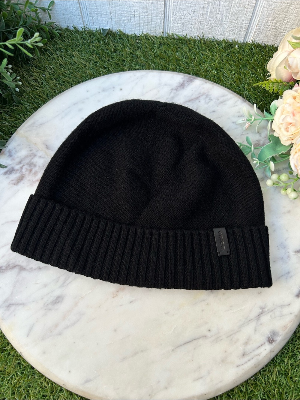 Vince
Women's Natural Boucle Cuffed
Wool & Cashmere-Blend Hat black/like new